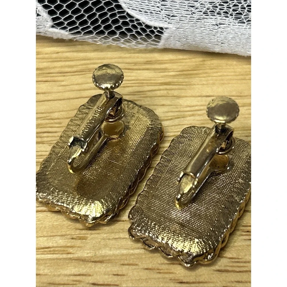 Vtg Dauplaise Gold Tone Faux Amber Lucite Screw Back Earrings 1